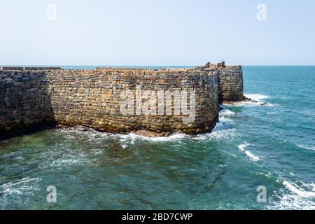 Mur massif en pierre du fort de l'île de Sindhudurg sur la mer d'Arabie. Banque D'Images