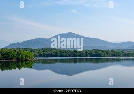 Belle vue sur le réservoir et reflet du paysage montagneux au-delà de lui pendant la saison d'hiver au barrage de Salaulim, Curdi, Shelpem, Goa, Inde Banque D'Images