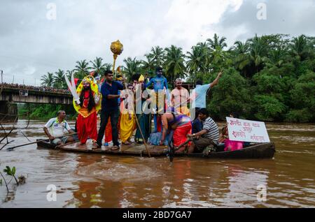 Hommes vêtus de personnages mythologiques, jouant des scènes de Mahabharata & Ramayana, tout en étant pris dans des bateaux pendant Sangodd à Cumbarjua Banque D'Images