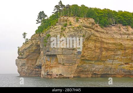 Falaises de grès le long du Lakeshore dans Pired Rocks National Lakeshore dans le nord du Michigan Banque D'Images