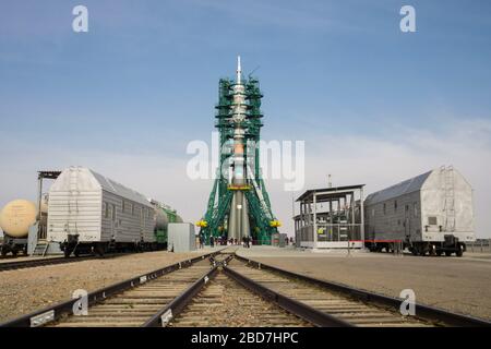 BAÏKONOUR, KAZAKHSTAN - 06 avril 2020 - au Cosmodrome de Baïkonour au Kazakhstan, l'engin Soyuz MS-16 et son booster sont transportés de l'i Banque D'Images