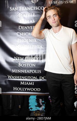 Robert Pattinson photographié lors d'une signature « Twilight » à Hot Topic au King of Prussia Mall, en Pennsylvanie, le 13 novembre 2008. Crédit: Scott Weiner / MediaPunch Banque D'Images