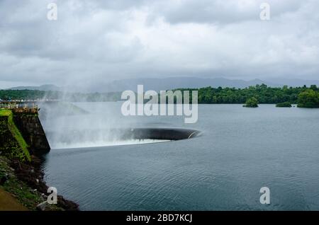 Le type de bec de canard (type mory du matin) déversoir en service pendant la saison de mousson au barrage de Salaulim, Curdi, Shelpem, Goa, Inde Banque D'Images