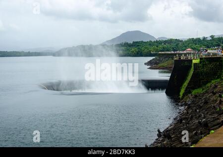 Le type de bec de canard (type mory du matin) déversoir en service pendant la saison de mousson au barrage de Salaulim, Curdi, Shelpem, Goa, Inde Banque D'Images