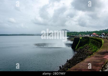 Le type de bec de canard (type mory du matin) déversoir en service pendant la saison de mousson au barrage de Salaulim, Curdi, Shelpem, Goa, Inde Banque D'Images