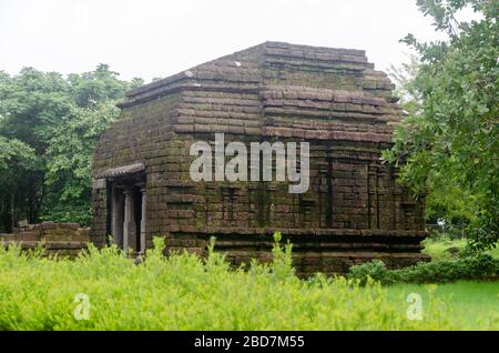 Temple de Mahadev au Kurdi. Le temple était translocalisé brique par brique quand les habitants ont appris que le village serait immergé en raison du barrage de Salaulim. Banque D'Images