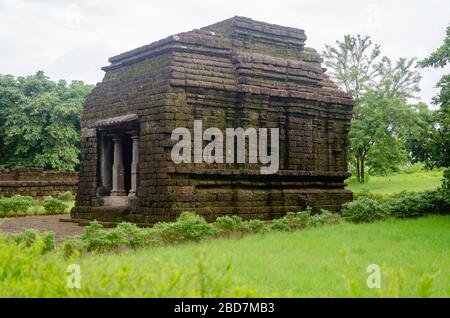 Temple de Mahadev au Kurdi. Le temple était translocalisé brique par brique quand les habitants ont appris que le village serait immergé en raison du barrage de Salaulim. Banque D'Images