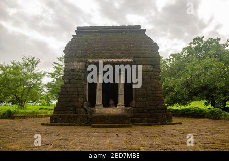 Temple de Mahadev au Kurdi. Le temple était translocalisé brique par brique quand les habitants ont appris que le village serait immergé en raison du barrage de Salaulim. Banque D'Images