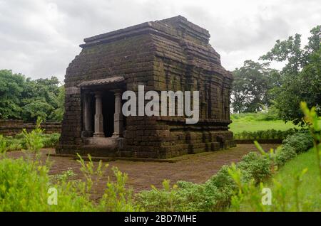 Temple de Mahadev au Kurdi. Le temple était translocalisé brique par brique quand les habitants ont appris que le village serait immergé en raison du barrage de Salaulim. Banque D'Images