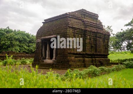 Temple de Mahadev au Kurdi. Le temple était translocalisé brique par brique quand les habitants ont appris que le village serait immergé en raison du barrage de Salaulim. Banque D'Images