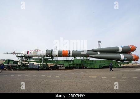 BAÏKONOUR, KAZAKHSTAN - 06 avril 2020 - au Cosmodrome de Baïkonour au Kazakhstan, l'engin Soyuz MS-16 et son booster sont transportés de l'i Banque D'Images