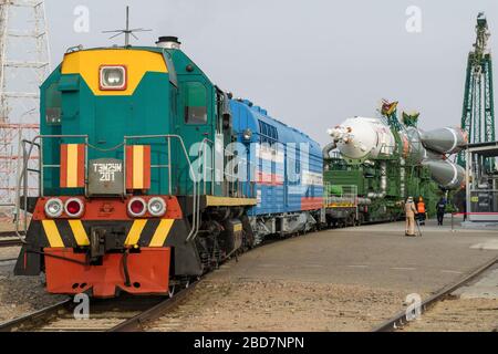 BAÏKONOUR, KAZAKHSTAN - 06 avril 2020 - au Cosmodrome de Baïkonour au Kazakhstan, l'engin Soyuz MS-16 et son booster sont transportés de l'i Banque D'Images