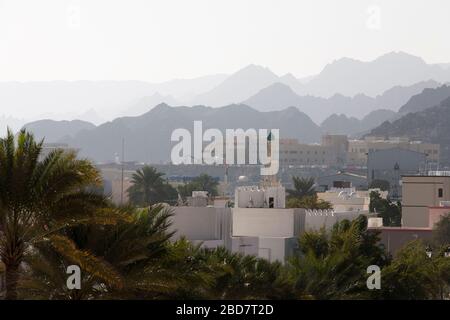 Une vue sur un paysage omanais sec à la périphérie de Muscat. Banque D'Images