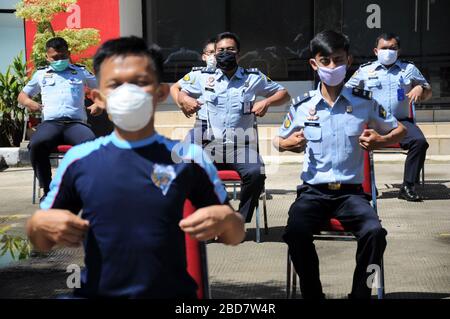 Depok, Indonésie. 7 avril 2020. Les agents des gardiens de prison basent et font de la gymnastique au soleil dans la cour du Centre de détention de classe 1. Ils font chaque jour pour renforcer l'immunité du corps et éviter les maladies et les virus. Crédit: Dasil Roszandi/ZUMA Wire/Alay Live News Banque D'Images