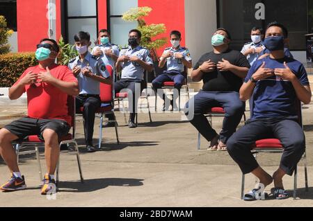 Depok, Indonésie. 7 avril 2020. Les agents des gardiens de prison basent et font de la gymnastique au soleil dans la cour du Centre de détention de classe 1. Ils font chaque jour pour renforcer l'immunité du corps et éviter les maladies et les virus. Crédit: Dasil Roszandi/ZUMA Wire/Alay Live News Banque D'Images