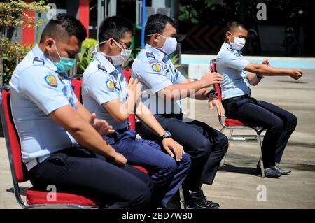 Depok, Indonésie. 7 avril 2020. Les agents des gardiens de prison basent et font de la gymnastique au soleil dans la cour du Centre de détention de classe 1. Ils font chaque jour pour renforcer l'immunité du corps et éviter les maladies et les virus. Crédit: Dasil Roszandi/ZUMA Wire/Alay Live News Banque D'Images