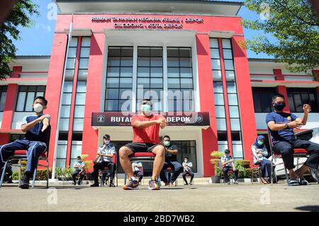 Depok, Indonésie. 7 avril 2020. Les agents des gardiens de prison basent et font de la gymnastique au soleil dans la cour du Centre de détention de classe 1. Ils font chaque jour pour renforcer l'immunité du corps et éviter les maladies et les virus. Crédit: Dasil Roszandi/ZUMA Wire/Alay Live News Banque D'Images