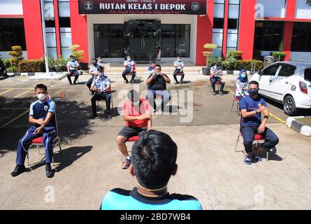 Depok, Indonésie. 7 avril 2020. Les agents des gardiens de prison basent et font de la gymnastique au soleil dans la cour du Centre de détention de classe 1. Ils font chaque jour pour renforcer l'immunité du corps et éviter les maladies et les virus. Crédit: Dasil Roszandi/ZUMA Wire/Alay Live News Banque D'Images