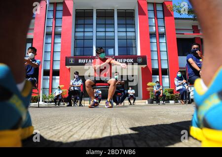 Depok, Indonésie. 7 avril 2020. Les agents des gardiens de prison basent et font de la gymnastique au soleil dans la cour du Centre de détention de classe 1. Ils font chaque jour pour renforcer l'immunité du corps et éviter les maladies et les virus. Crédit: Dasil Roszandi/ZUMA Wire/Alay Live News Banque D'Images