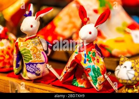 Tokyo, Japon: 24 octobre 2019: Souvenirs japonais mignons à Asakusa, près du temple Senso-ji. Lapins dans kimino Banque D'Images