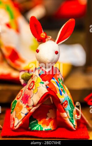 Tokyo, Japon: 24 octobre 2019: Souvenirs japonais mignons à Asakusa, près du temple Senso-ji. Lapin dans kimono Banque D'Images