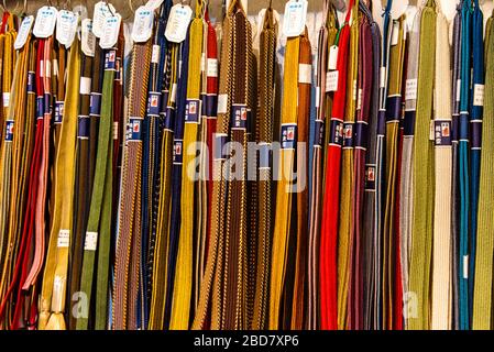 Tokyo, Japon: 24 octobre 2019: Souvenirs japonais mignons à Asakusa, près du temple Senso-ji. Obijime Banque D'Images