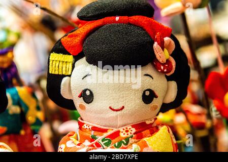 Tokyo, Japon: 24 octobre 2019: Souvenirs japonais mignons à Asakusa, près du temple Senso-ji. Poupée dans un kimono Banque D'Images