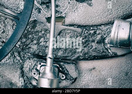 Les pignons et les roues gris argent créent un arrière-plan industriel en acier Banque D'Images