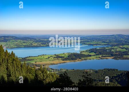 Vue de la montagne Tegelberg au lac Bannwaldsee et Forggensee dans les pré-Alpes, Allemagne, Bavière, Oberbayern Alpenvorland-Ostalgaeu Banque D'Images
