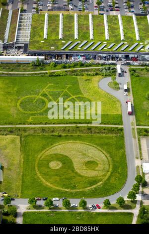 , pré avec vélo fauté et personnage ying-yang, 11.05.2015, vue aérienne, Allemagne, Rhénanie-du-Nord-Westphalie, région de la Ruhr, Hamm Banque D'Images