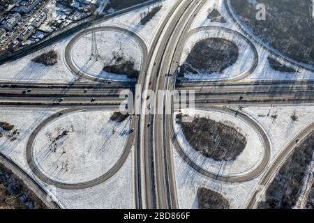 , échangeur d'autoroute Essen-Nord de l'A42 et de l'A224 en hiver, 28.12.2014, vue aérienne, Allemagne, Rhénanie-du-Nord-Westphalie, région de la Ruhr, Essen Banque D'Images