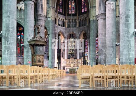 Dinant/Belgique - 10 octobre 2019: Vue arrière ou arrière de l'église vide, foyer sélectif aux sièges. Banque D'Images