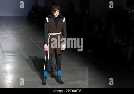 KIEV, UKRAINE - 4 FÉVRIER 2019: Model présente une création par le designer SONYA MONINA pendant la 44ème saison de la semaine de la mode ukrainienne automne/hiver 2019/20 à Mystetskyi Arsenal à Kiev, Ukraine Banque D'Images