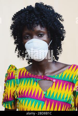 Masques faciaux pour les Africains confrontés à l'épidémie mondiale, magnifique femme africaine portant la protection du visage Banque D'Images