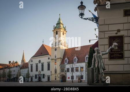 BRATISLAVA, SLOVAQUIE - 7 avril 2020: La statue de Schone NACI par la place principale vide de Bratislava pendant la pandémie de Coronavirus, Slovaquie Banque D'Images