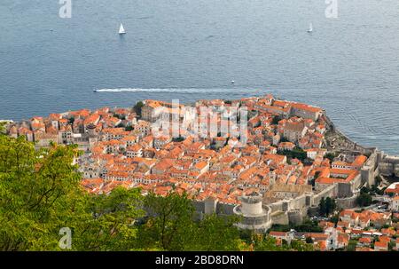 Vue de la vieille ville de SRD Hill, Dubrovnik en Croatie. Banque D'Images