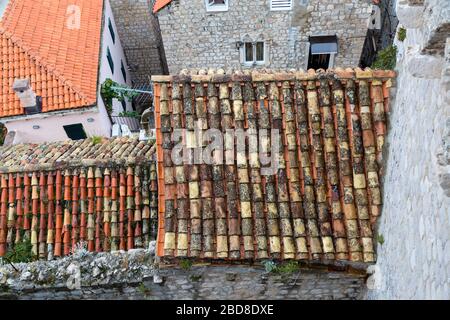 Vue rapprochée, depuis le toit en terre cuite rustique, dans la vieille ville de Dubrovnik, en Croatie. Banque D'Images