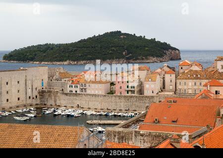 Vue sur l'île de Lokrum, au-delà du Vieux-Port et des remparts de la vieille ville de Dubrovnik. Banque D'Images