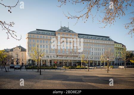 BRATISLAVA, SLOVAQUIE - 7 avril 2020: Hôtel Carlton dans la vieille ville et place vide POH pendant la pandémie de Coronavirus, Bratislava, Slovaquie Banque D'Images