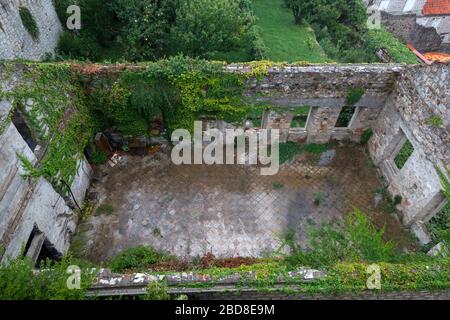 Vue depuis l'avant d'une vieille cour en pierre, avec des plantes en surculture. Vue de la célèbre promenade dans la vieille ville, Dubrovnik. Banque D'Images