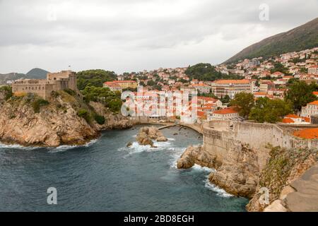 Vue sur le port ouest de Dubrovnik, y compris le fort Lovrijenac, depuis les murs de la vieille ville. Banque D'Images