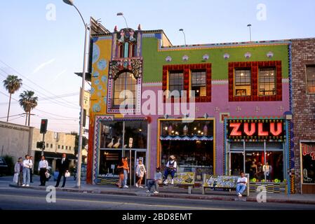 Façade et fenêtres colorées du magasin de savon Plant et Zulu sur Melrose Avenue avec des touristes et des piétons dans le quartier ouest d'Hollywood de Los Angeles, Californie. Banque D'Images