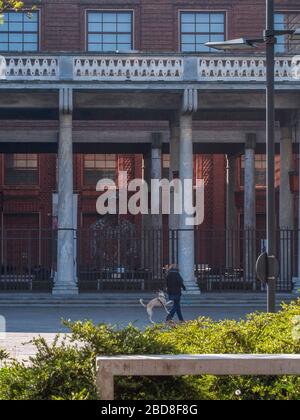 Peu de personnes non identifiées dans les rues vides pendant le verrouillage de 2020 et l'éclosion à Cremona, en Italie, en quarantaine. Marche en chien. Banque D'Images