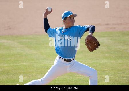 pichet de baseball pour adolescents en uniforme bleu clair à la pleine liquidation Banque D'Images