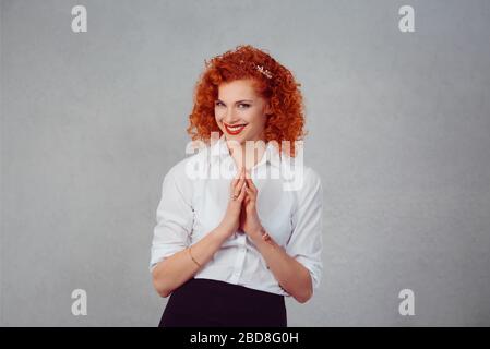 Tracé. Gros plan portrait de jeune femme sournoise, sly, scheming pillant quelque chose isolé sur fond de mur gris. Émotions humaines négatives, visage expre Banque D'Images