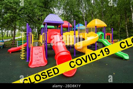 L'aire de jeux pour enfants est fermée en raison de la maladie du coronavirus COVID-19. Épidémie de virus corona SRAS-COV-2, les pays imposent des restrictions et des restrictions à la quarantaine Banque D'Images