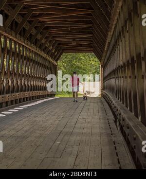 Le pont couvert à N.E. Le College s'étend sur la rivière Contoocook à Henniker NH. Il sert de passerelle pour les étudiants de l'université. Henniker, NH est le seul Banque D'Images