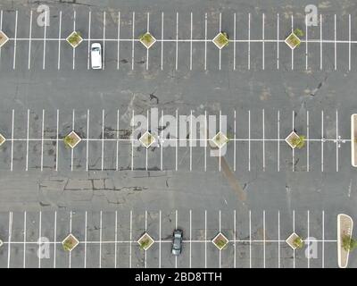 Vue aérienne du parking vide du centre commercial pendant la pandémie COVID-19. Virus du coronavirus et concept d'achat de panique Banque D'Images