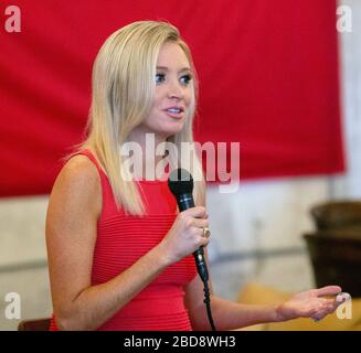 Photo de fichier. 7 avril 2020. En déstabilisation, la Maison Blanche a annoncé que Kayleigh McEnany deviendra le nouveau secrétaire de presse du président Trump. McEnany est en passe de devenir le quatrième secrétaire à la presse. PHOTO : 12 septembre 2019, Houston, Texas, États-Unis : KAYLEIGH MCENANY, secrétaire national de la presse Donald J. Trump pour le président, s'adresse aux partisans de la campagne Trump pour célébrer le mois du patrimoine hispanique avec le lancement de la tournée « Vamos to Victory » à Gulf Coast Distillers jeudi. Crédit: Juan DeLeon/ZUMA Wire/Alay Live News Banque D'Images