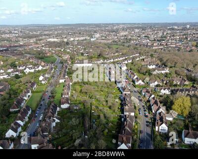 Vue aérienne de la banlieue Hampstead Garden et du cottage typique de la maison, une banlieue élevée de Londres. Banque D'Images